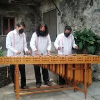 Grupo musical interpretando marimba